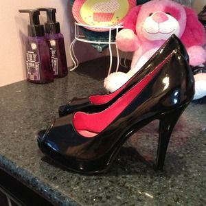 ***REDUCED***Black high heel pumps! Size 9