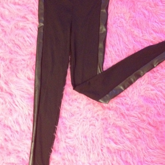 ⛔️SOLD⛔️Black leggings with leather stripe.