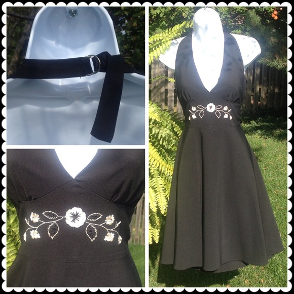 Charlotte Russe Dresses & Skirts - 🌟$5 Super Sale! Black dress with floral detail