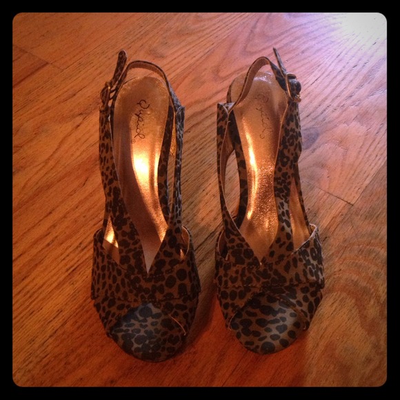 Black and Gray Opened Toed Heels