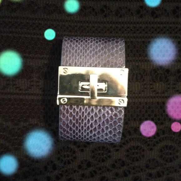 🎉Snakeskin turnlock bracelet - Picture 2 of 4