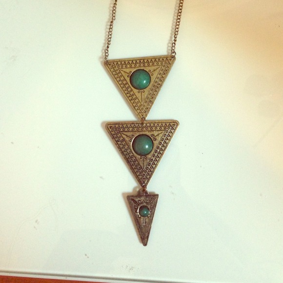 ❌Sold❌ F21 three triangle necklace!