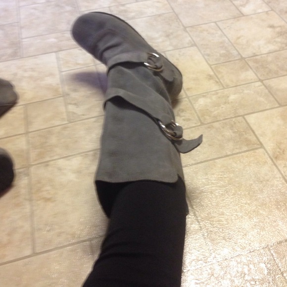Grey suede boots - Picture 2 of 2