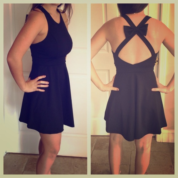 Fitted super sexy black dress with open back bow!