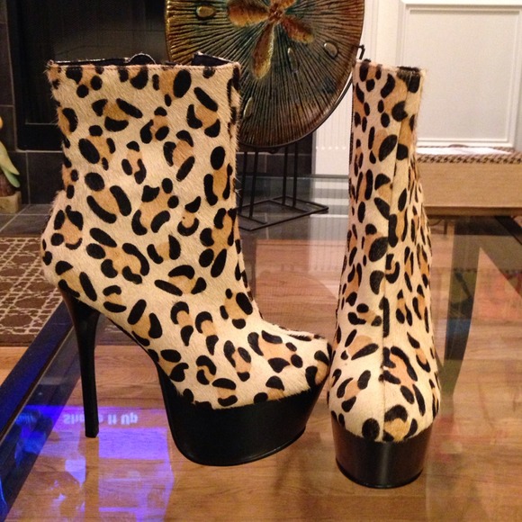 🚫SOLD🚫WAS 65 Micheal Antonio Studio leopard