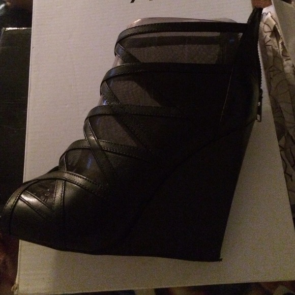 🚫🚫 no longer available 🚫🚫Black wedge from Aldo - Picture 2 of 4
