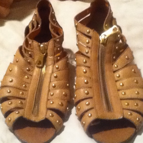 Low wedge nude studded shoes bcbg 10