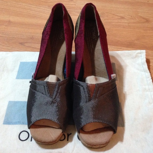 Brand new TOMS tri-color wedges!