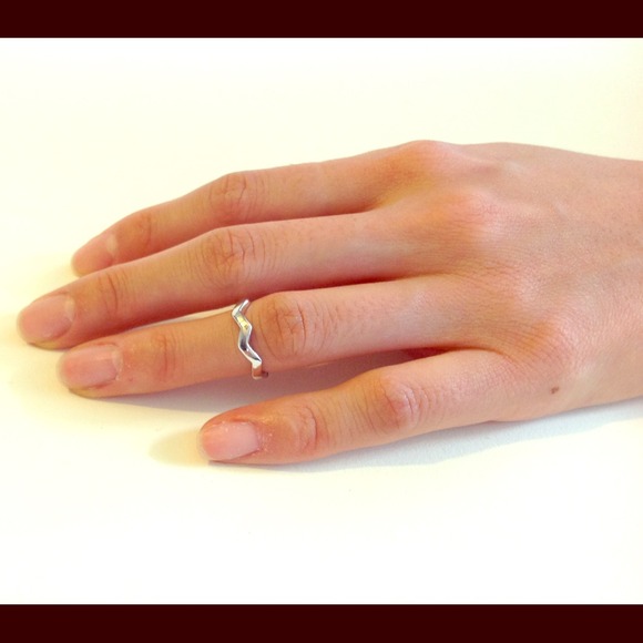 NWT Silver squiggle ring