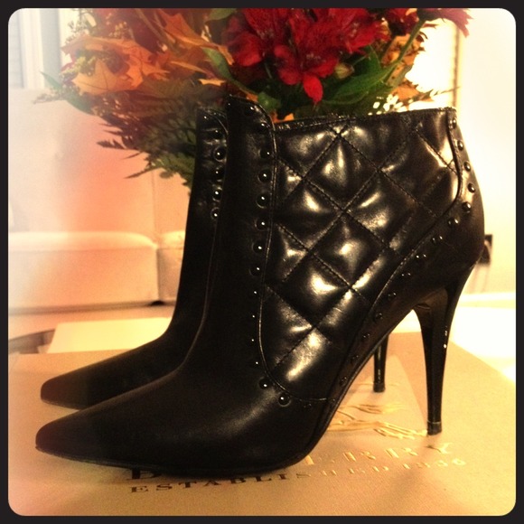 🎉HP🎉 Burberry Leather Ankle Boots/ Bootie