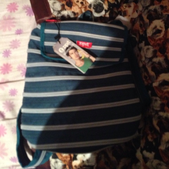 New with tag 60$ fashionable zip it back pack. Big