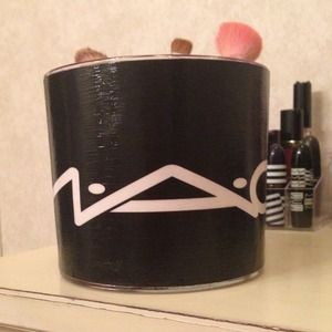 Mac cosmetics large size brush holder 👍paypal👍