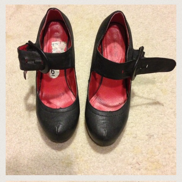 Cute black heels ..:)