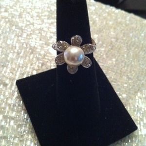 💎🌹This is a Gorgeous Pearl /Zirconias Ring💎🌹