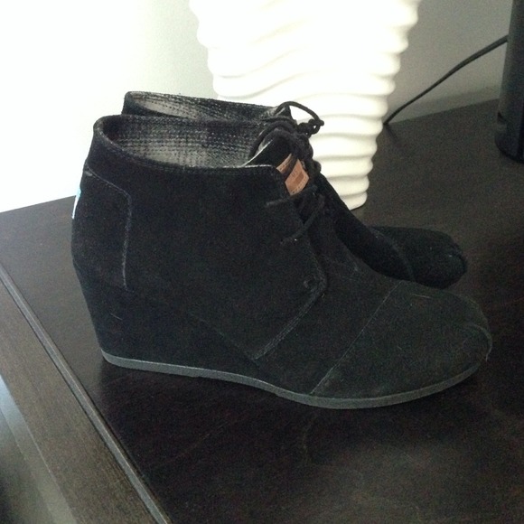 TOMS Black Suede Desert Wedge Sz 9