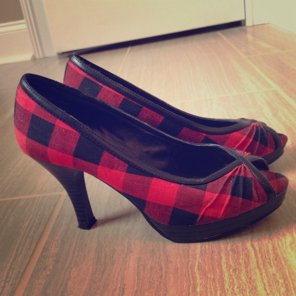 ⛔SOLD✨Host Pick✨👠Pretty Plaid Peep-toe heels 👠