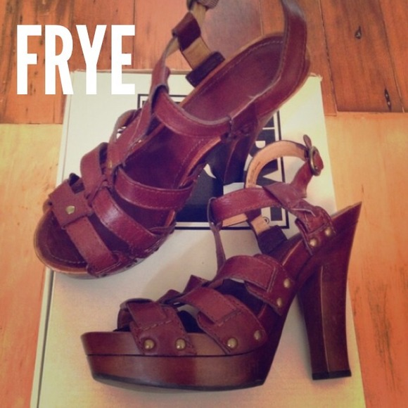 Frye Shoes - Frye Dara T-Strap Sandals
