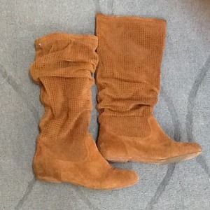 Gorgeous cognac suede Ugg boots!