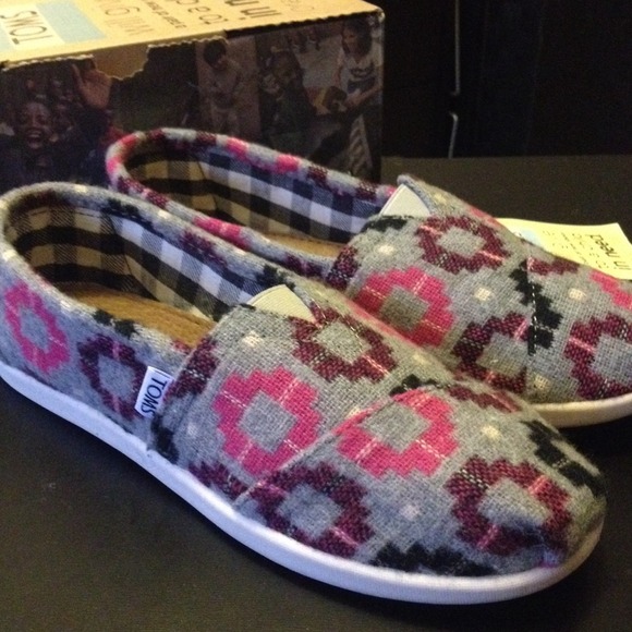 ❌SOLD❌ TOMS shoes - Youth