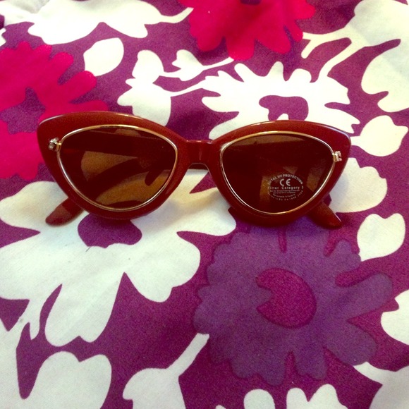 Cat eye sunnies 😎 TRENDY NEVER WORN