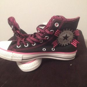 ⚡️Trade with @kenziebear⚡️💯 Black/Pink Converse