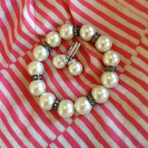 Pearl earrings and bracelet duo