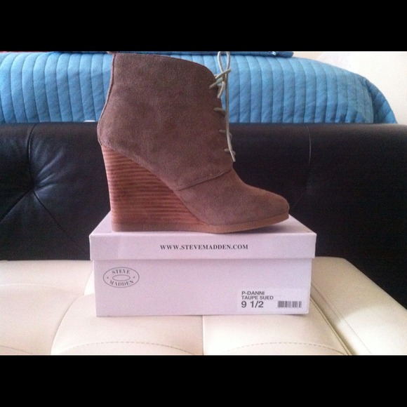 Steve Madden- 9 1/2  P-Danni Suede Wedge-Taupe