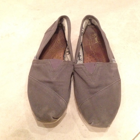 SOLD 💛 TOMS grey
