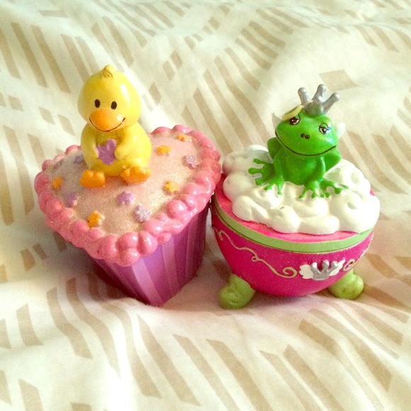 2 little ceramic containers