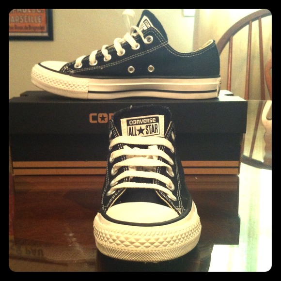 All star, black converse.