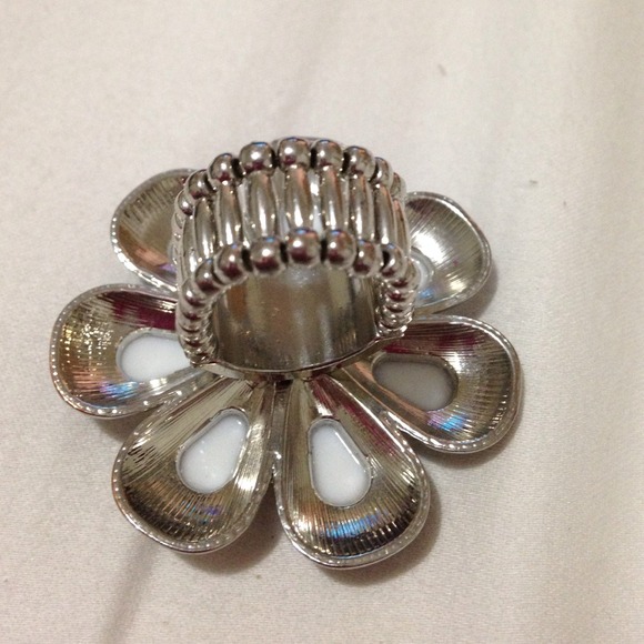 Flower ring - Picture 2 of 2