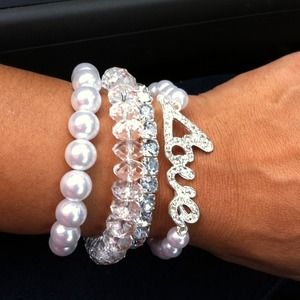 Chunky LOVE bracelet. Pearl & blingy.