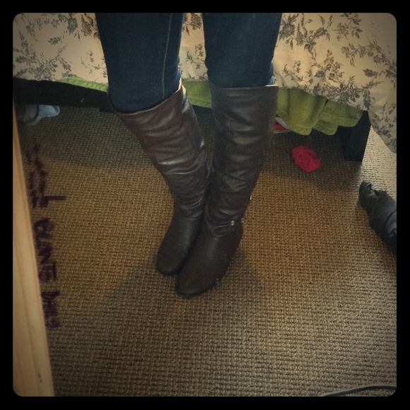 Knew high boots