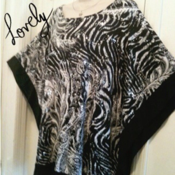 🌟HOST PICK🌟NWT Batwing Embellished Blouse