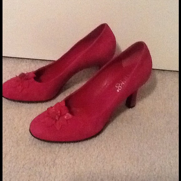 Vintage suede shoes w/suede &leather flower accent