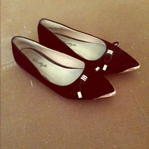 Cute little pointed flats with gold tips
