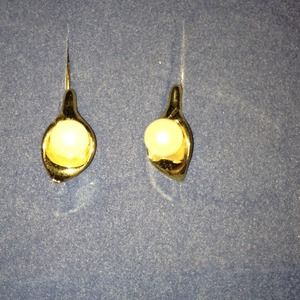 Gold earrings with a white purl