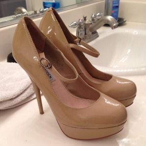 Steve Madden rounded toe nude pumps. Size 6.5