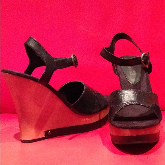 ✨SALE✨BRAND NEW black leather and suede wedge