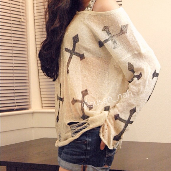 ⭕️SOLD Cross oversize sweater - Picture 4 of 4