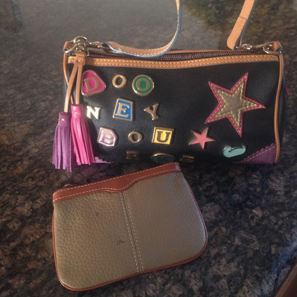 Dooney & Bourke Handbags - 🌺Genuine Dooney and Bourke Leather +Wristlet 🌺