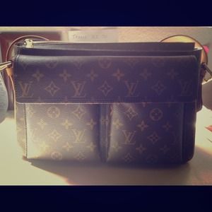 Authentic Louis Vuitton Cite GM Shoulder Bag