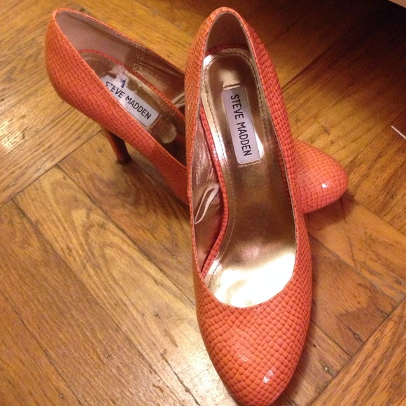 Steve Madden beautiful salmon pumps