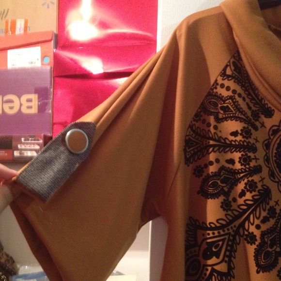 Beautiful poncho - Picture 2 of 4