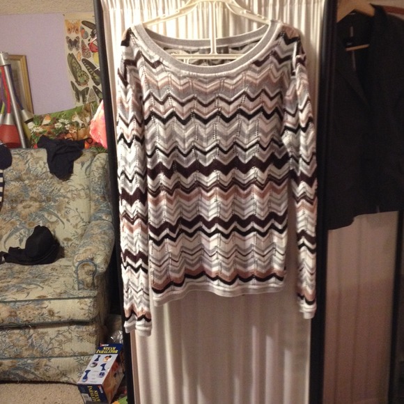 TRADED Adorable chevron knit sweater and HK shirt