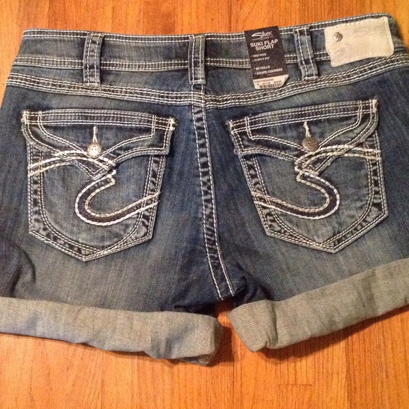 ❤️SOLD IN BUNDLE❤️ Silver Suki short. NWT.