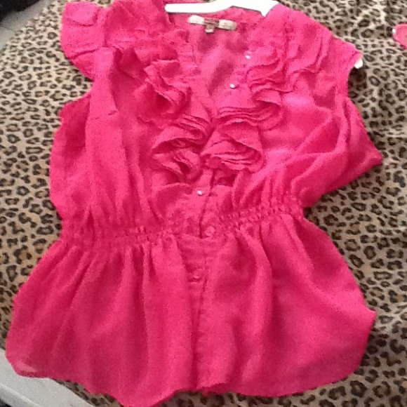(@queenshandandy)Cute pink ruffle top