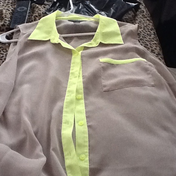 (trade@akonig10)BNWOT sleeveless top