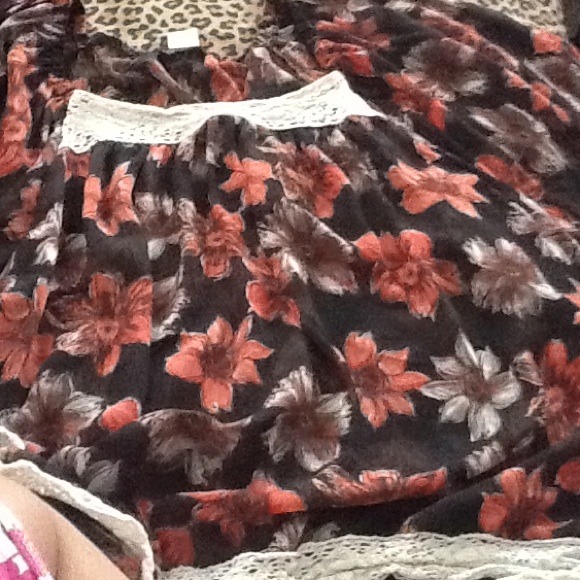 Linen floral lace trim top
