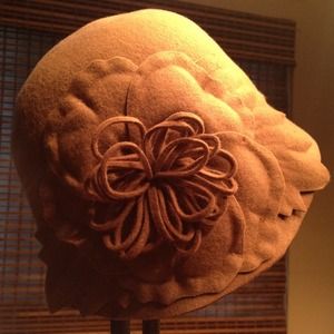 Adorable vintage look Cloche hat in camel